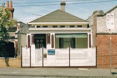 Bright & cheery Victorian w/board newly renovated.